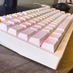Bàn phím cơ không dây Lemokey P1 HE nhìn từ cạnh bên.