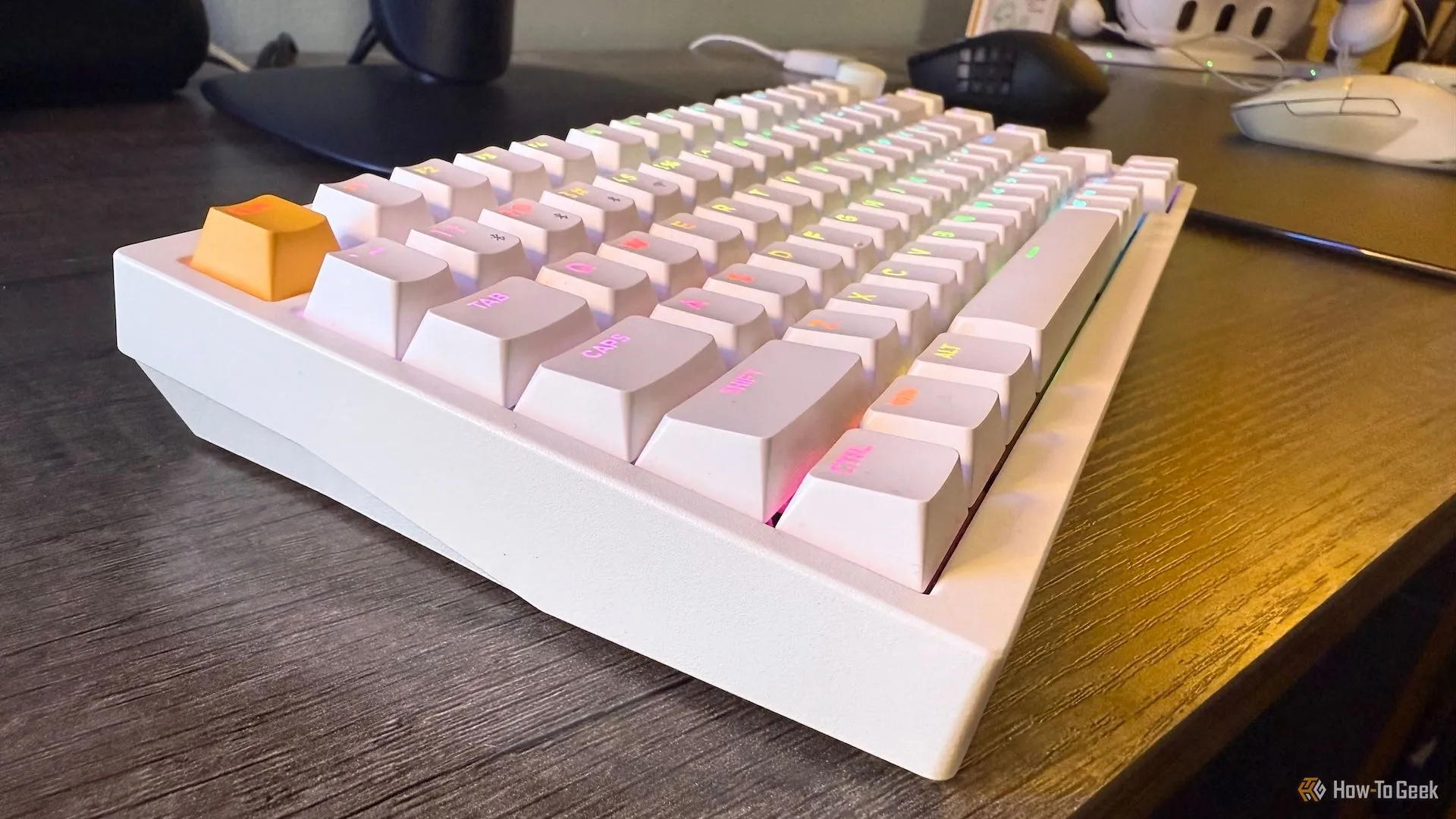 Bàn phím cơ không dây Lemokey P1 HE nhìn từ cạnh bên.
