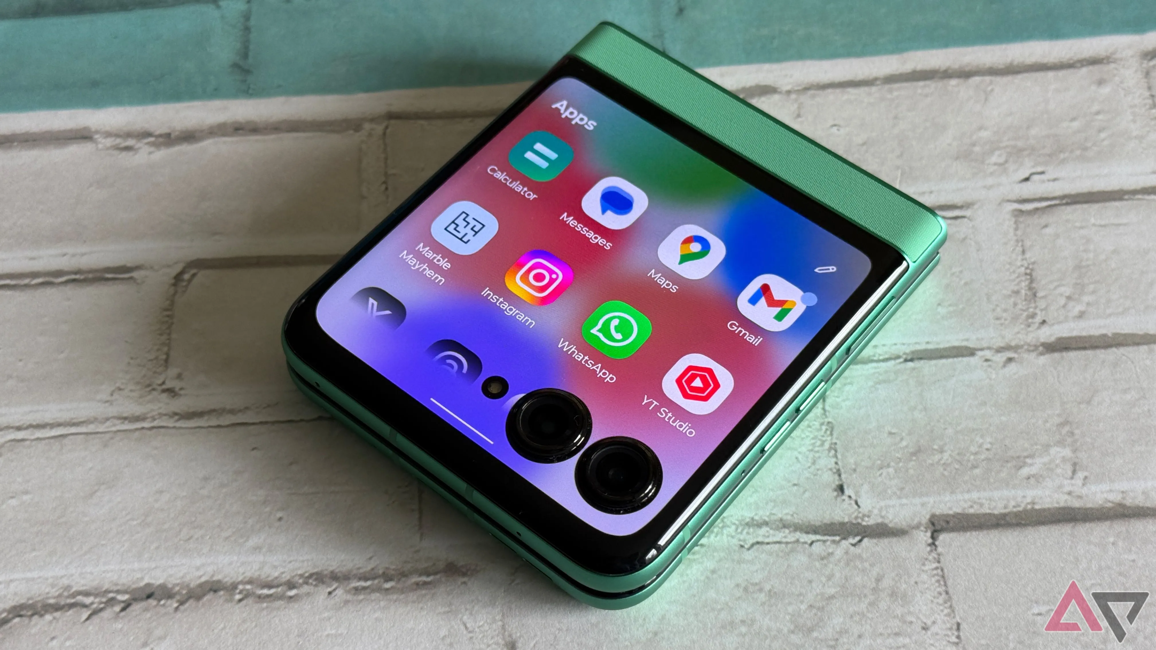 Bảng ứng dụng trên màn hình ngoài của Motorola Razr 2025