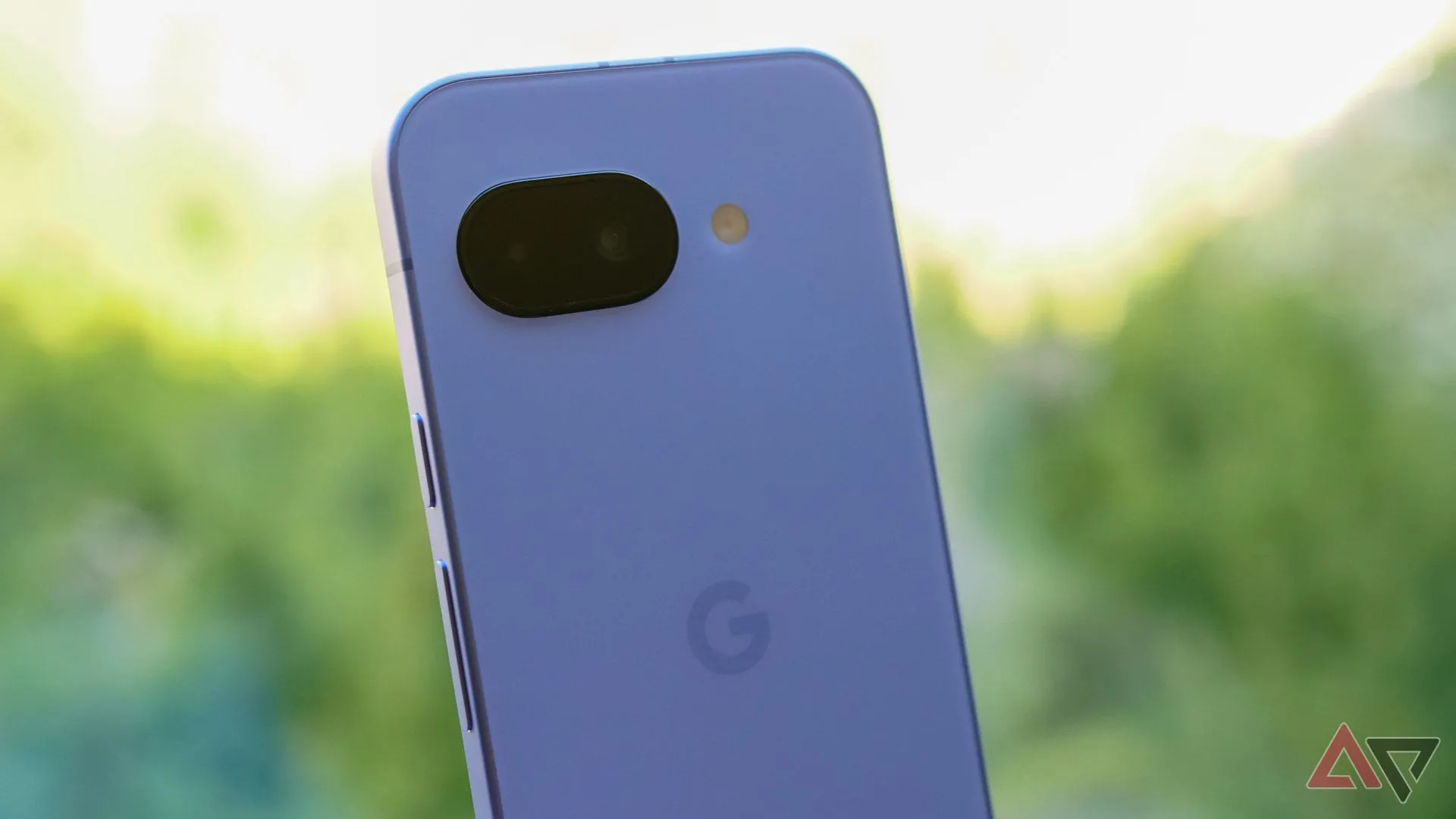 Cận cảnh thanh mô-đun camera của Google Pixel 9a.