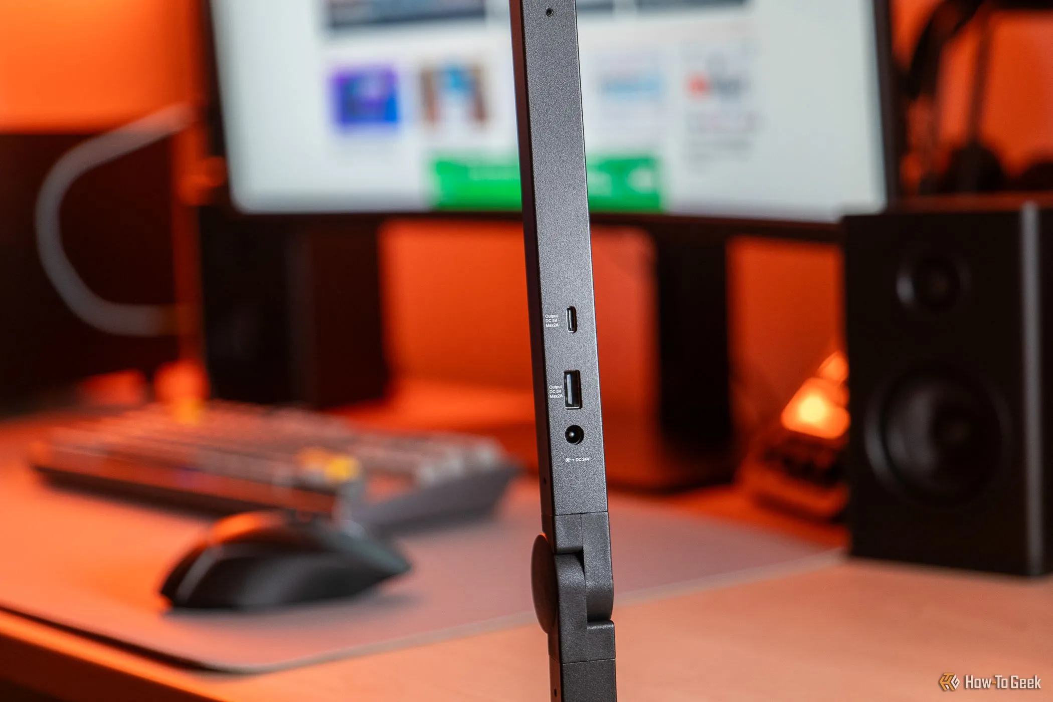 Chiếc đèn Lumecube Edgelight 2.0 màu đen với thêm cổng USB-C và USB-A ở mặt sau.