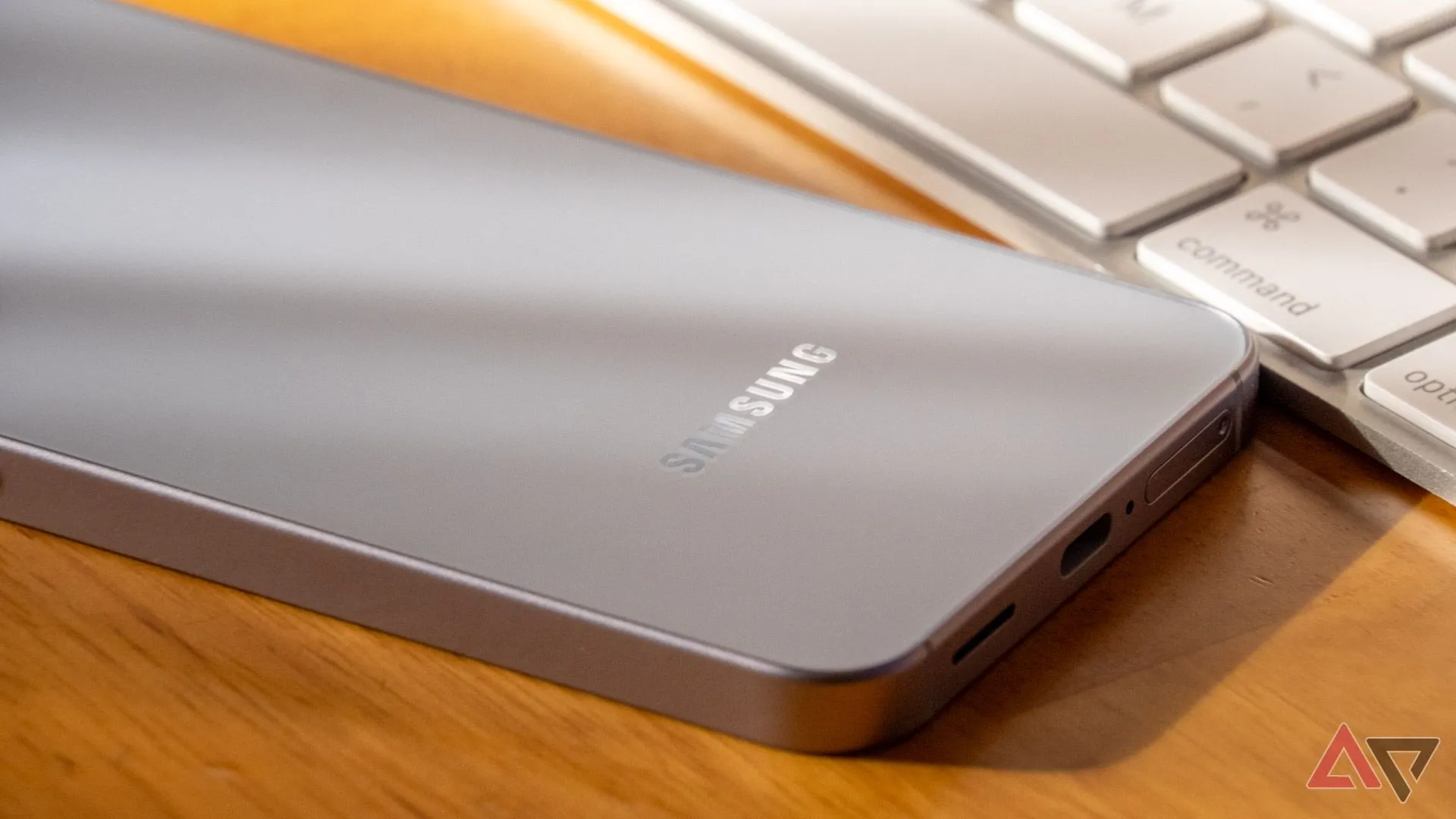 Chiếc điện thoại Samsung Galaxy S25 nằm trên bàn, biểu tượng cho các thiết bị Samsung Galaxy nhận ưu đãi Perplexity Pro miễn phí.