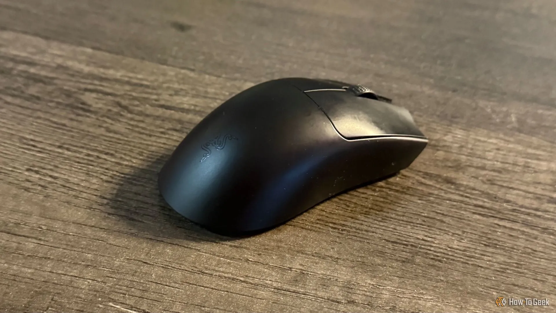 Chuột gaming không dây Razer Viper V3 Pro đặt trên bàn làm việc.