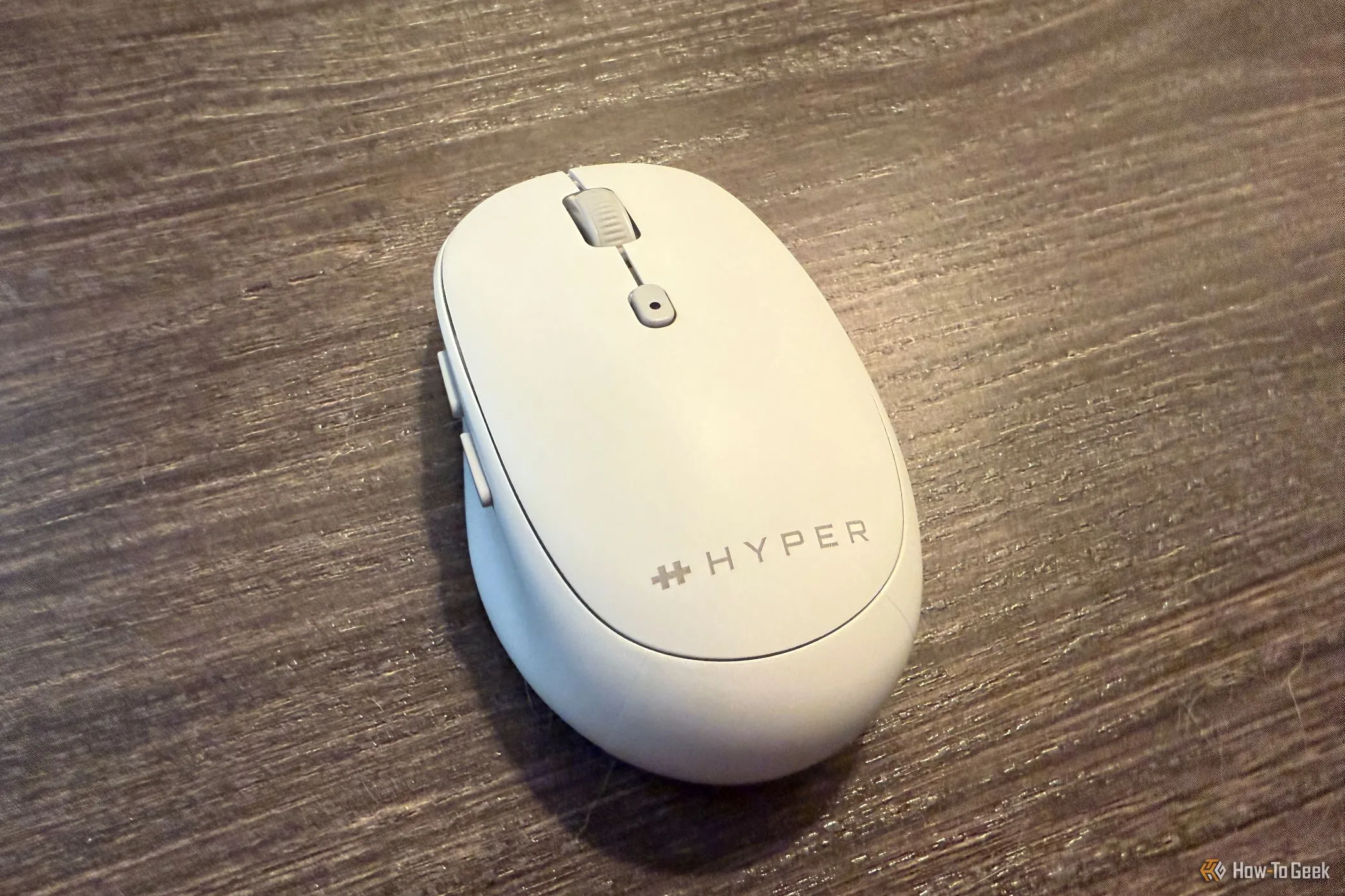 Chụp cận cảnh mặt trên chuột Hyper HyperSpace Bluetooth hiển thị nút cuộn và nút điều chỉnh DPI.