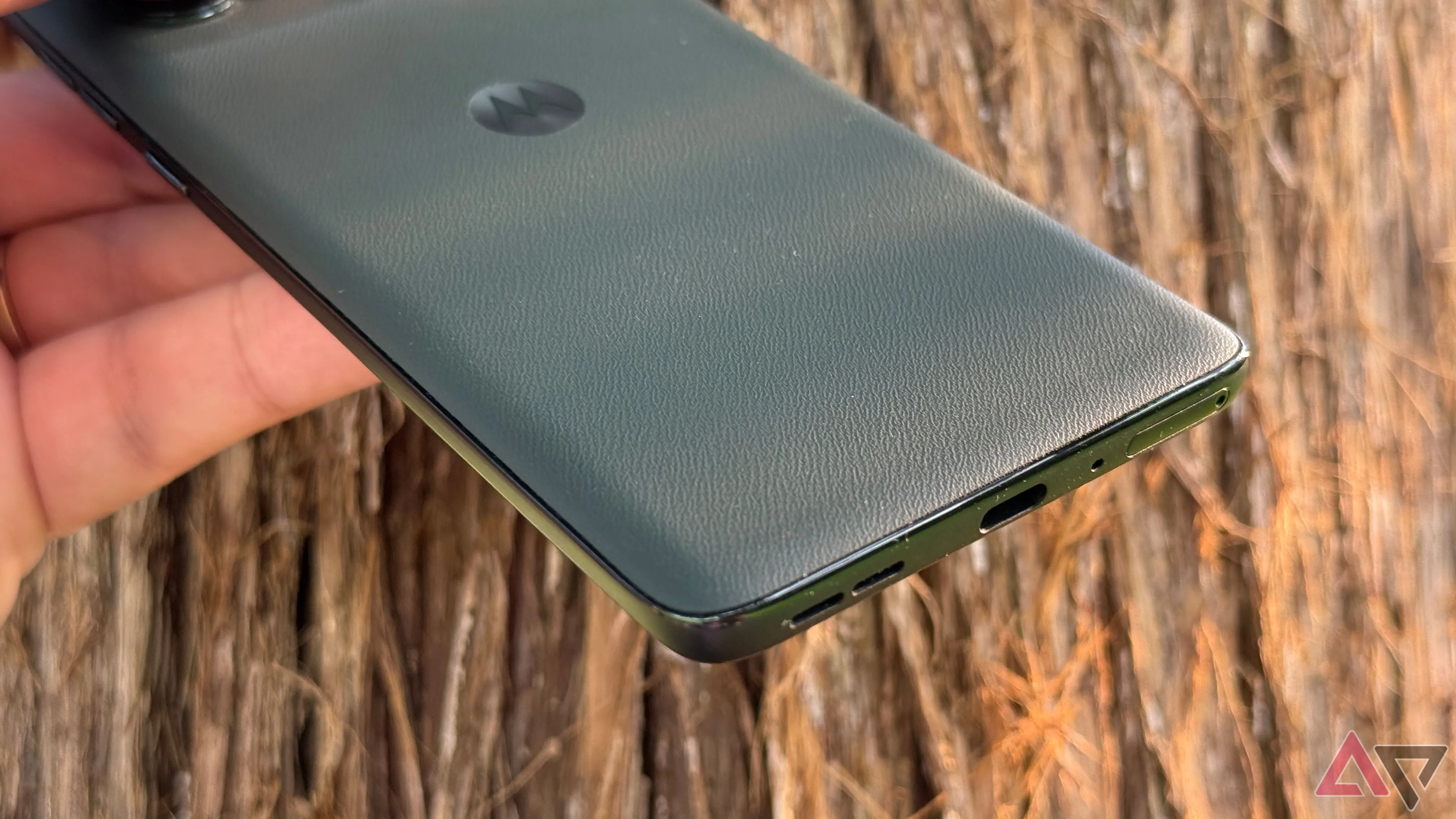 Cổng sạc USB-C và loa ngoài trên Motorola Edge 2025
