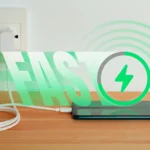 Điện thoại đang sạc với biểu tượng sạc nhanh trên màn hình