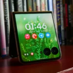 Điện thoại gập Motorola Razr Ultra 2025 với màn hình ngoài hoạt động