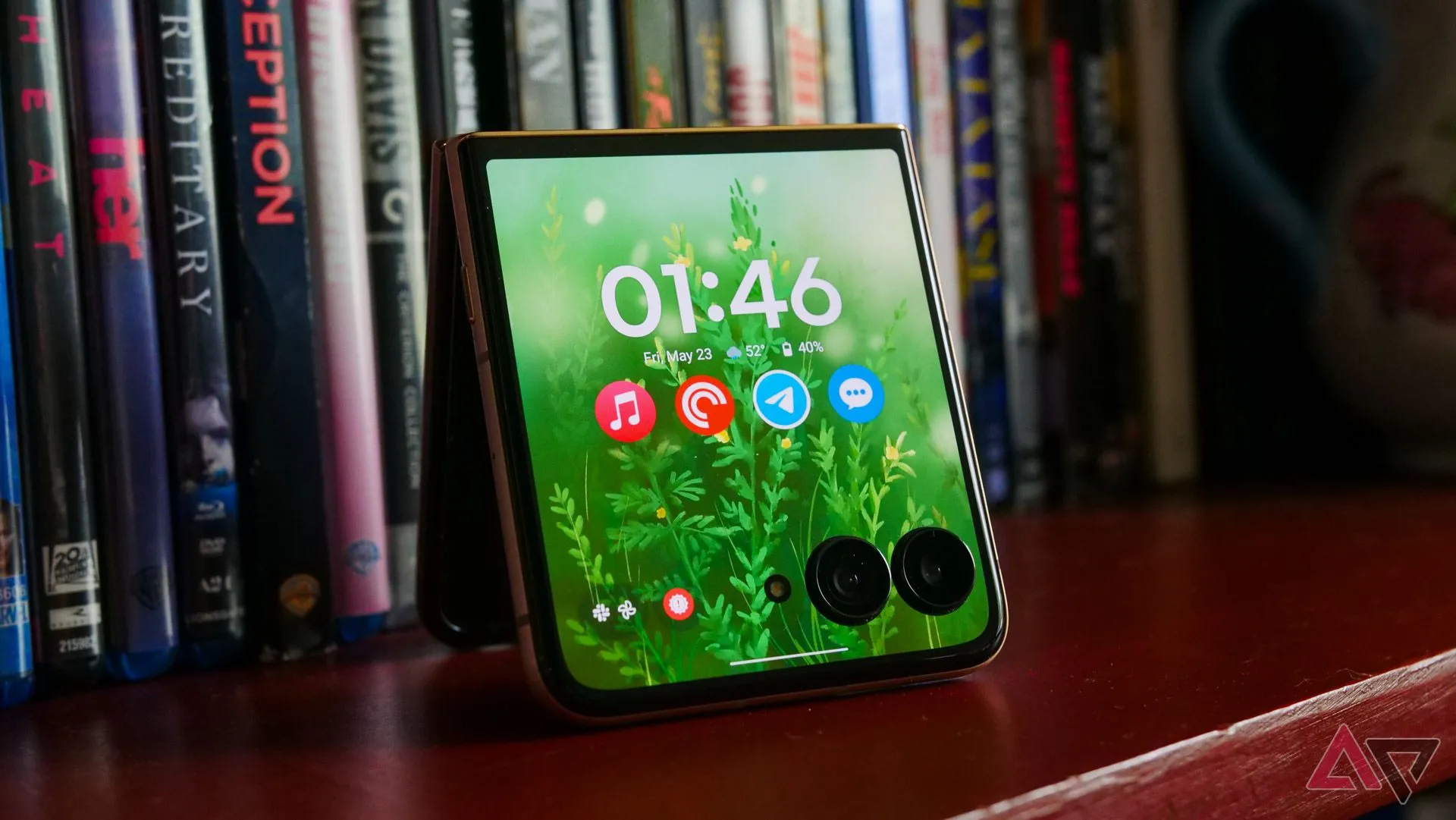 Điện thoại gập Motorola Razr Ultra 2025 với màn hình ngoài hoạt động
