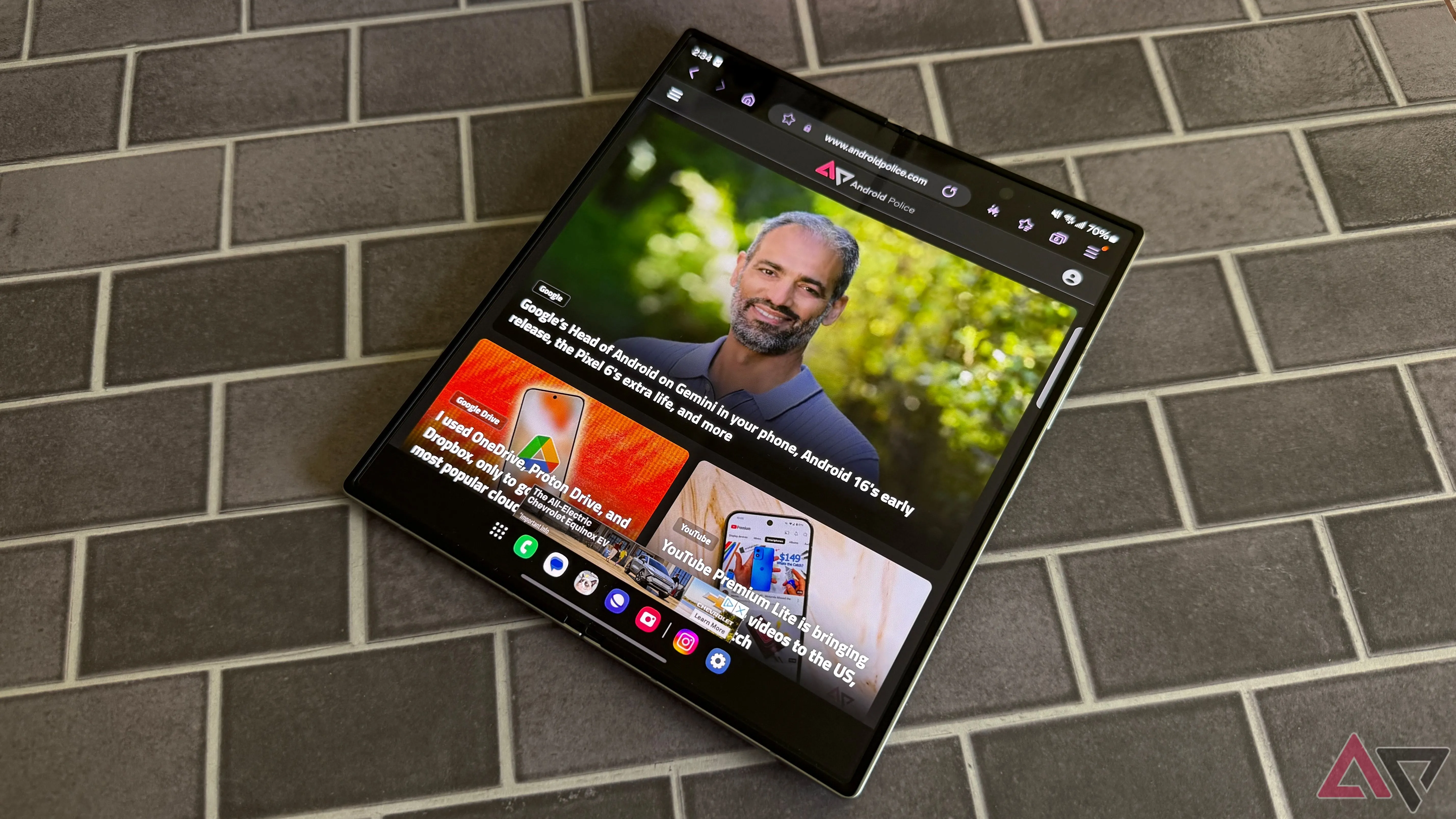 Điện thoại gập Samsung Galaxy Z Fold hiển thị trang web Android Police trên màn hình