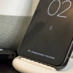 Điện thoại Google Pixel 8 đang sạc trên đế sạc không dây, minh họa cho các mẫu Pixel