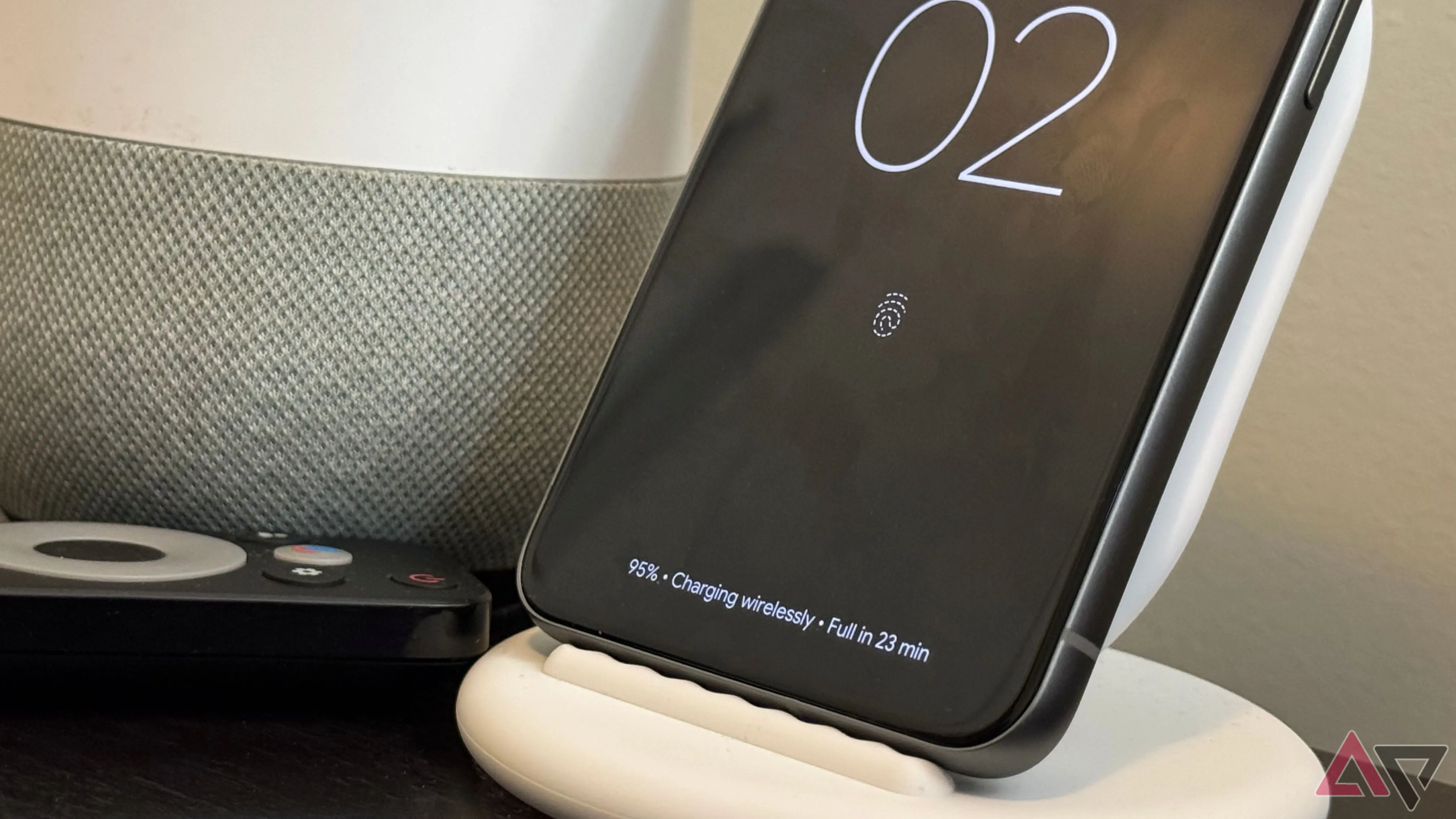 Điện thoại Google Pixel 8 đang sạc trên đế sạc không dây, minh họa cho các mẫu Pixel
