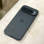 Điện thoại Google Pixel 9 Pro màu đen đặt trên ghế sofa.
