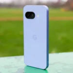 Điện thoại Google Pixel 9a màu tím đứng thẳng trong công viên