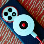 Điện thoại OnePlus 13 sử dụng ốp lưng hỗ trợ Qi2 và đế sạc không dây từ tính.