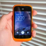 Điện thoại ZTE Open hiển thị giao diện hệ điều hành Firefox OS