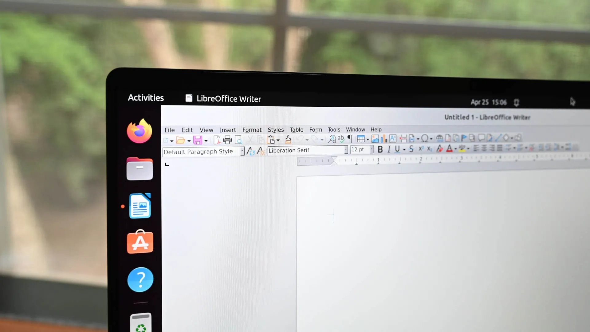 Giao diện phần mềm văn phòng mã nguồn mở LibreOffice hiển thị trên màn hình laptop, minh họa một trong những lợi ích của việc sử dụng các dự án mở trong môi trường tự host.