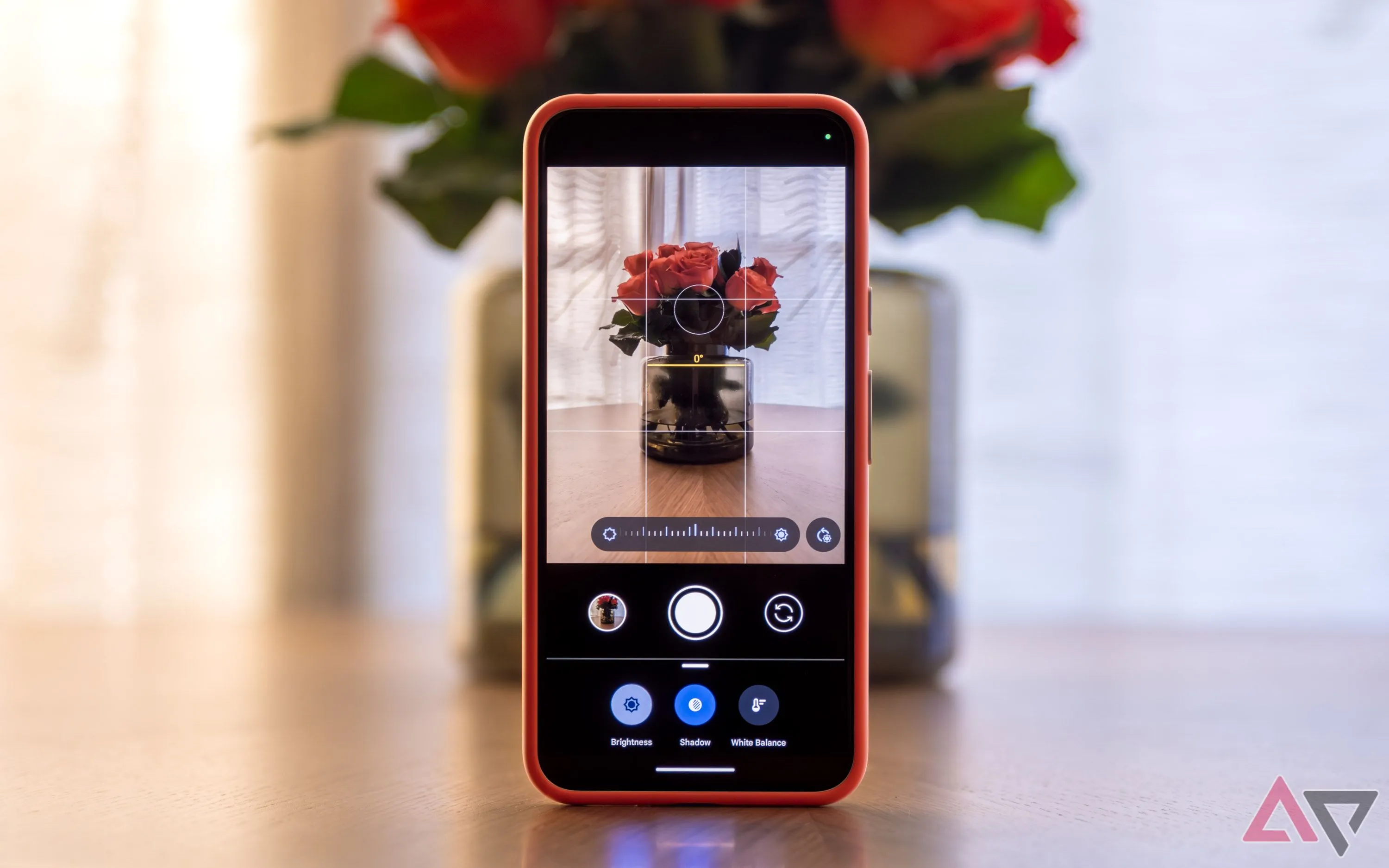 Giao diện ứng dụng Camera trên điện thoại Pixel với hướng dẫn khung hình (Framing Hints)