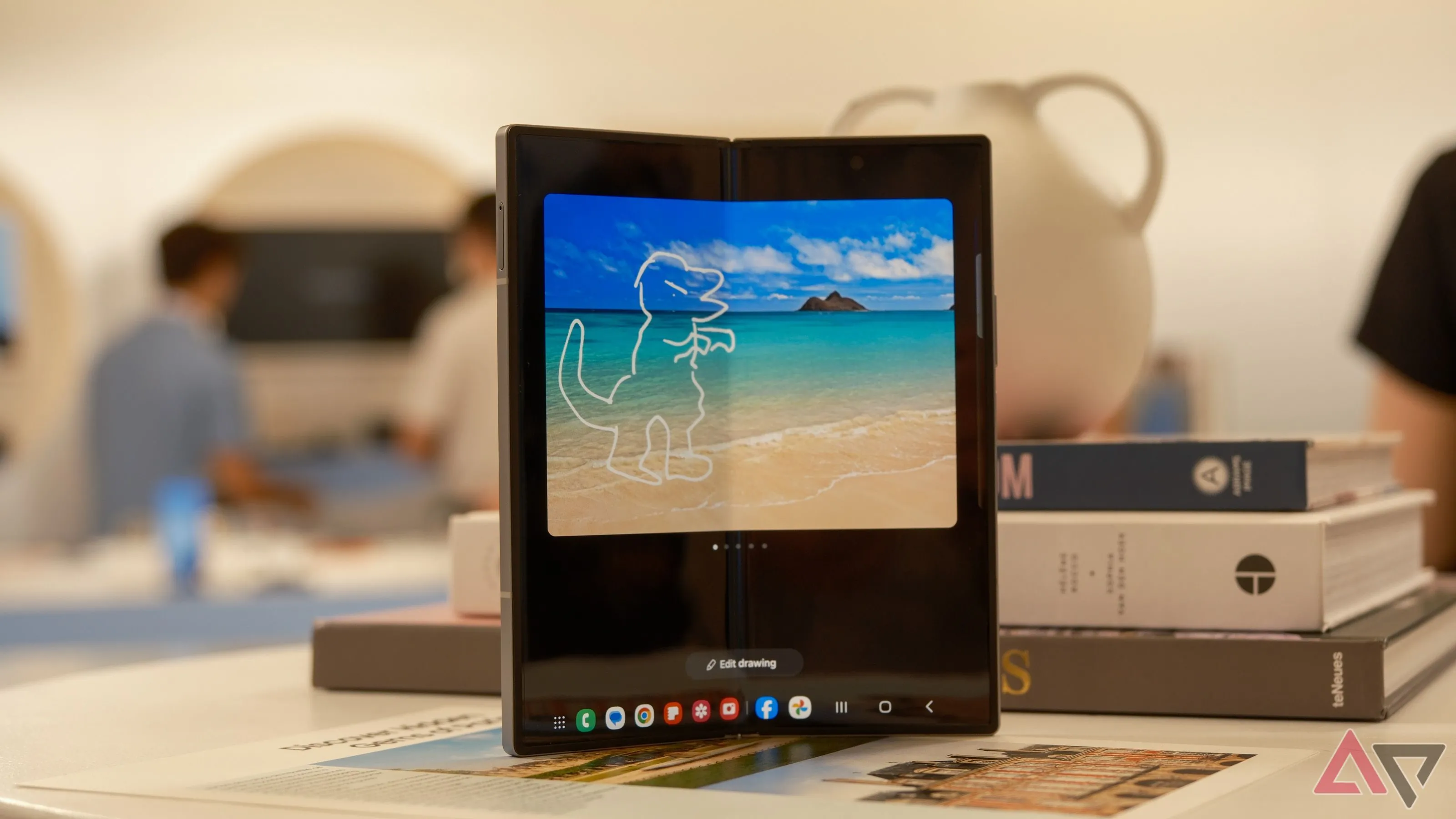 Hình ảnh minh họa điện thoại gập Samsung Galaxy Z Fold hiển thị nội dung trên màn hình gập