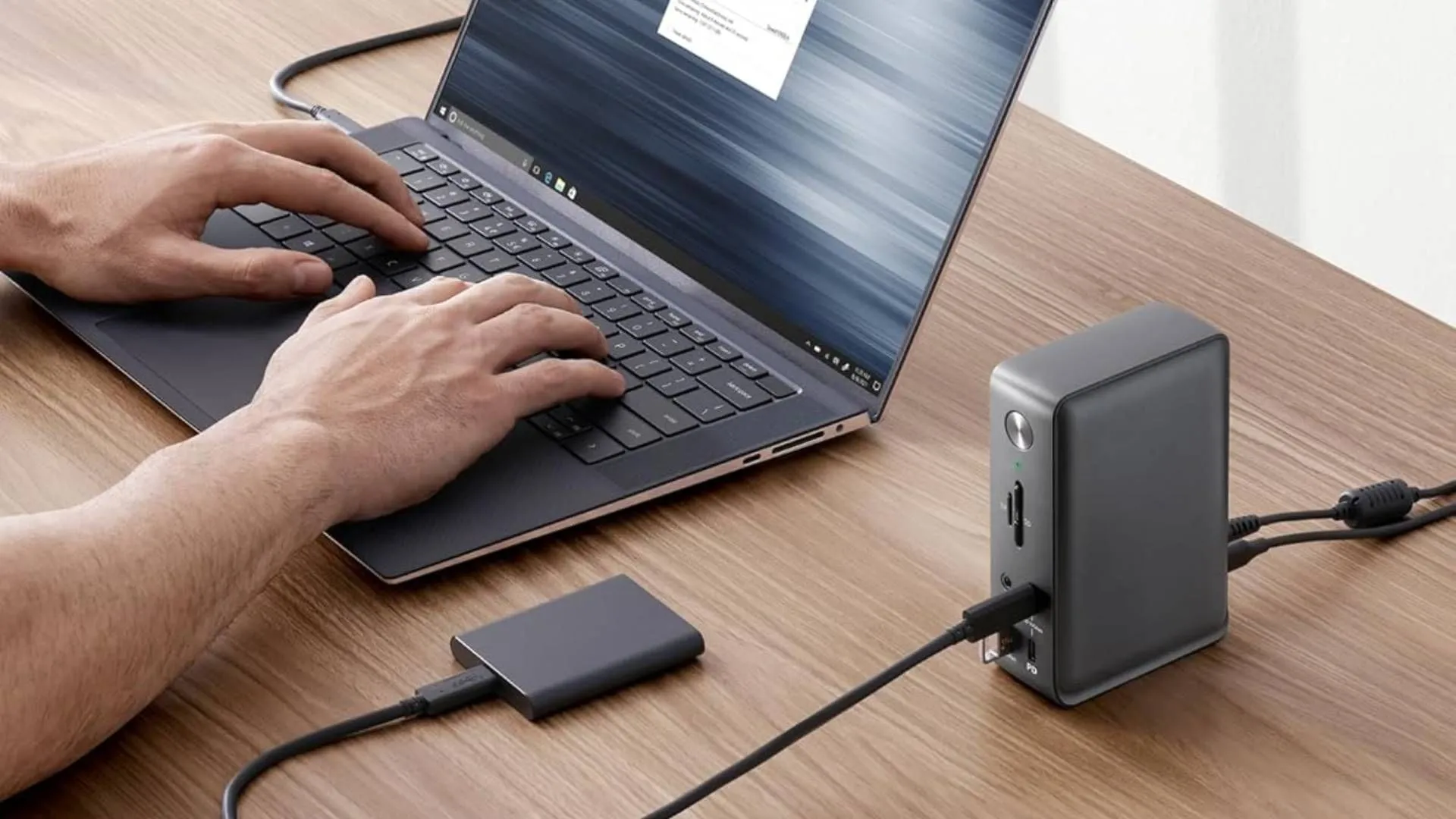 Hình ảnh minh họa Docking Station USB-C 13-in-1 của Anker cắm vào máy tính.