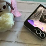 Hình ảnh minh họa một chiếc điện thoại gập Samsung hiển thị nội dung trên màn hình