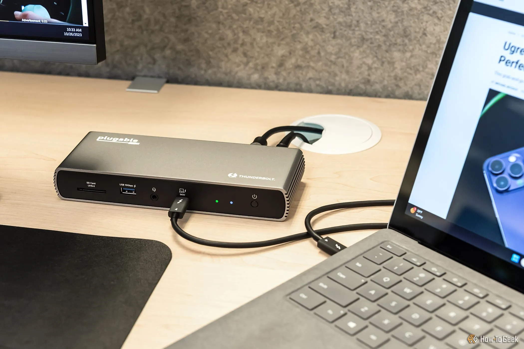 Hình ảnh minh họa thiết lập bàn làm việc sử dụng dock Thunderbolt 4 của Plugable.