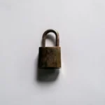 Hình ảnh ổ khóa bị rỉ sét trên nền trắng, tượng trưng cho sự thiếu an toàn và quyền riêng tư dữ liệu cá nhân trong thế giới kỹ thuật số.