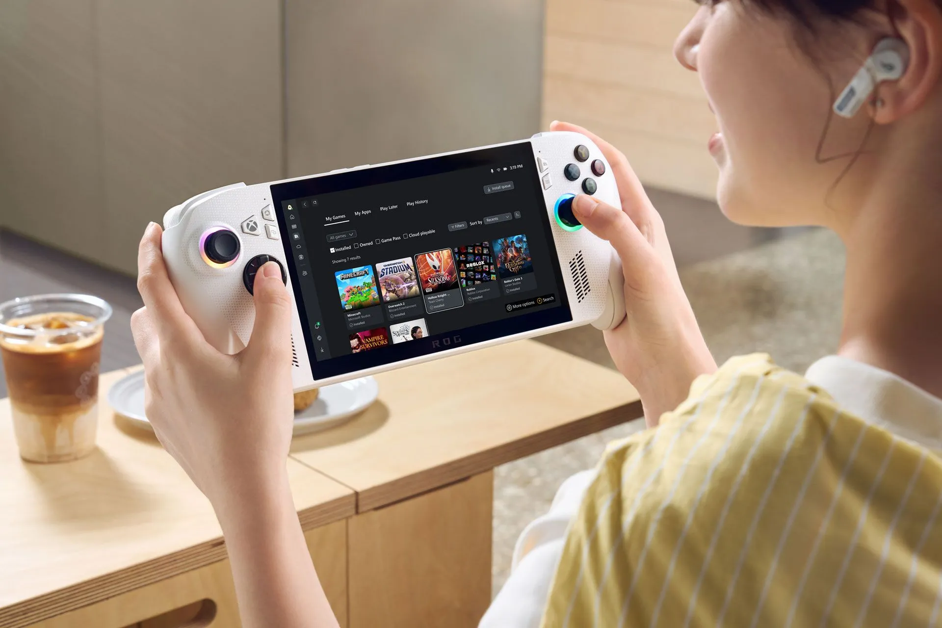 Hình ảnh quảng cáo một người đang sử dụng thiết bị handheld Xbox ROG Ally X, nền tảng đầu tiên có phiên bản Windows tối ưu cho game.