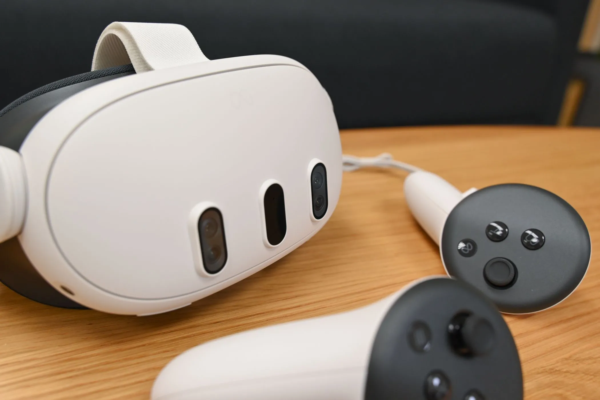 Kính VR Meta Quest 3 và tay cầm điều khiển.