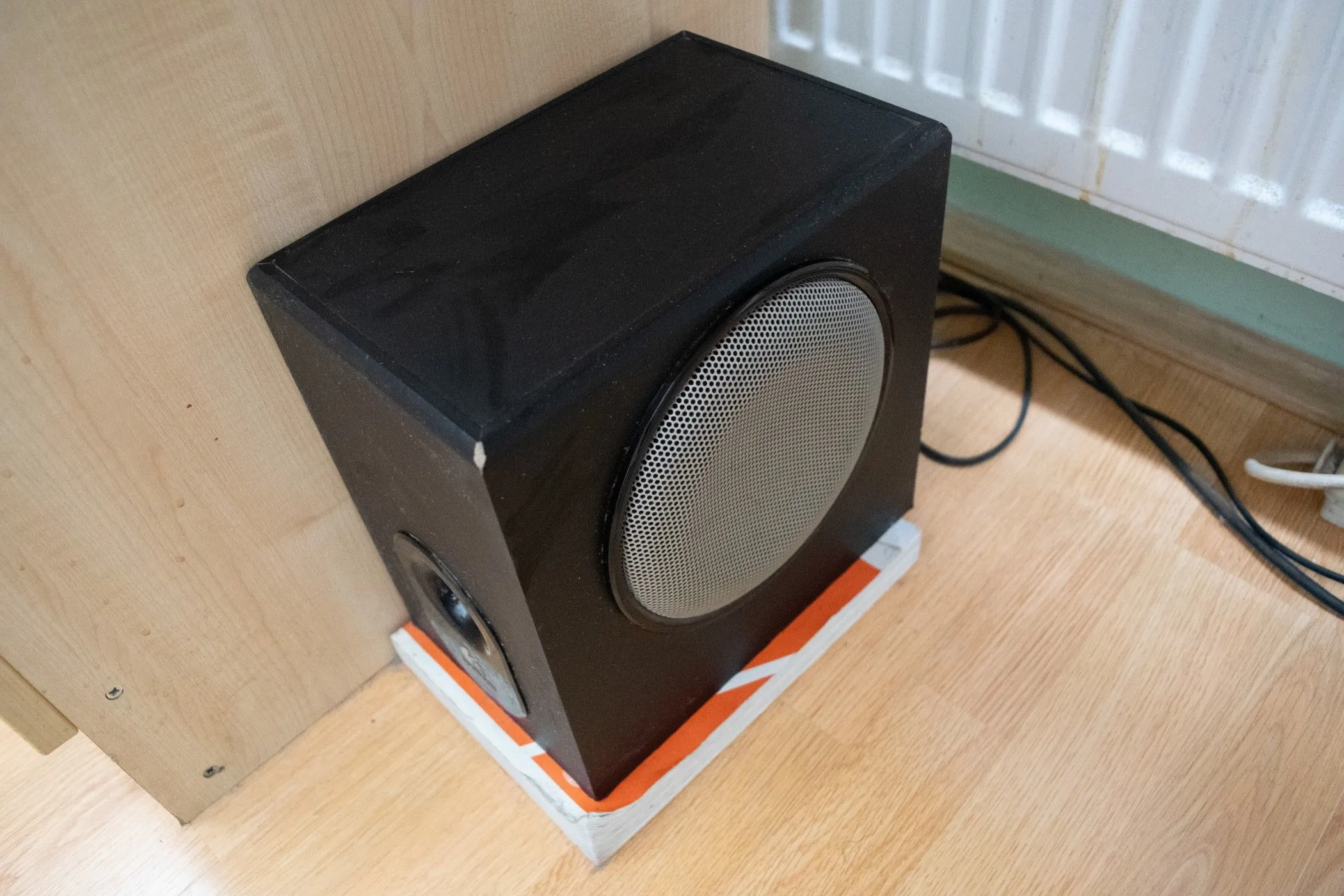 Loa subwoofer Logitech X230 màu đen.