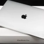 MacBook Pro đặt trên hộp đựng gốc khi bán lại