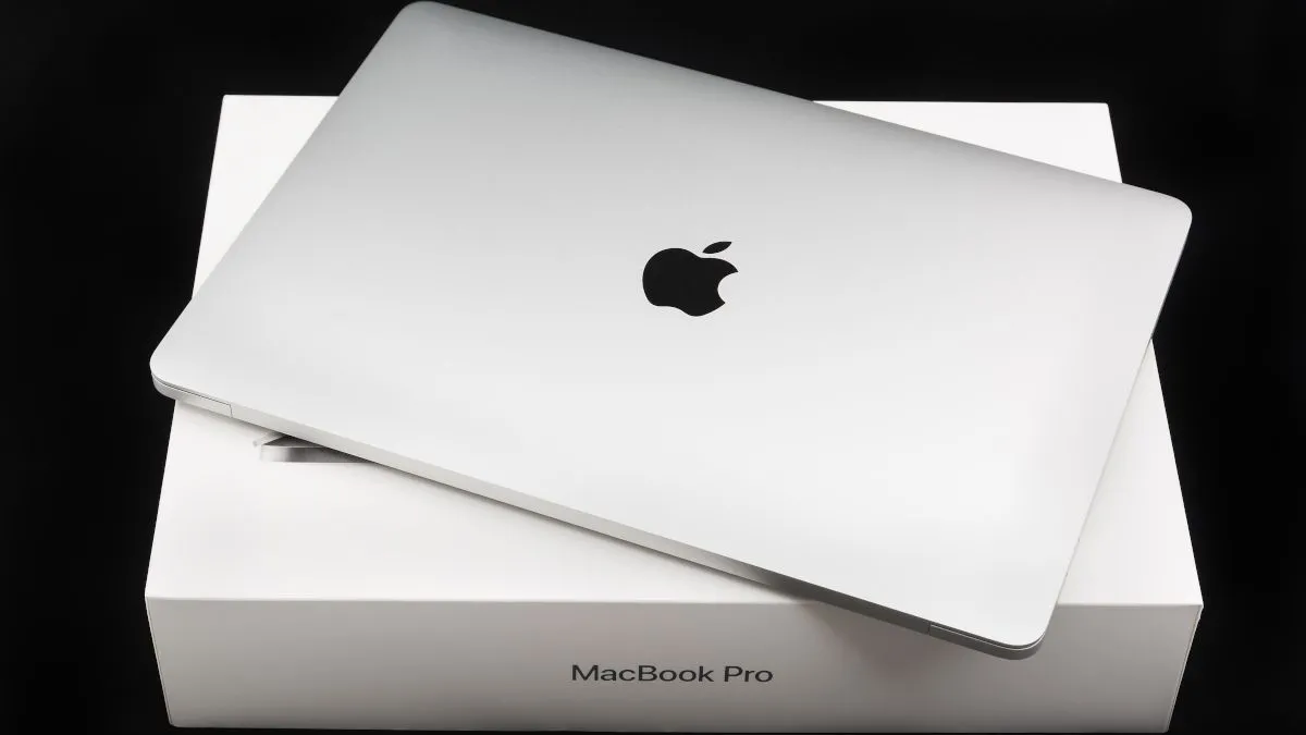 MacBook Pro đặt trên hộp đựng gốc khi bán lại