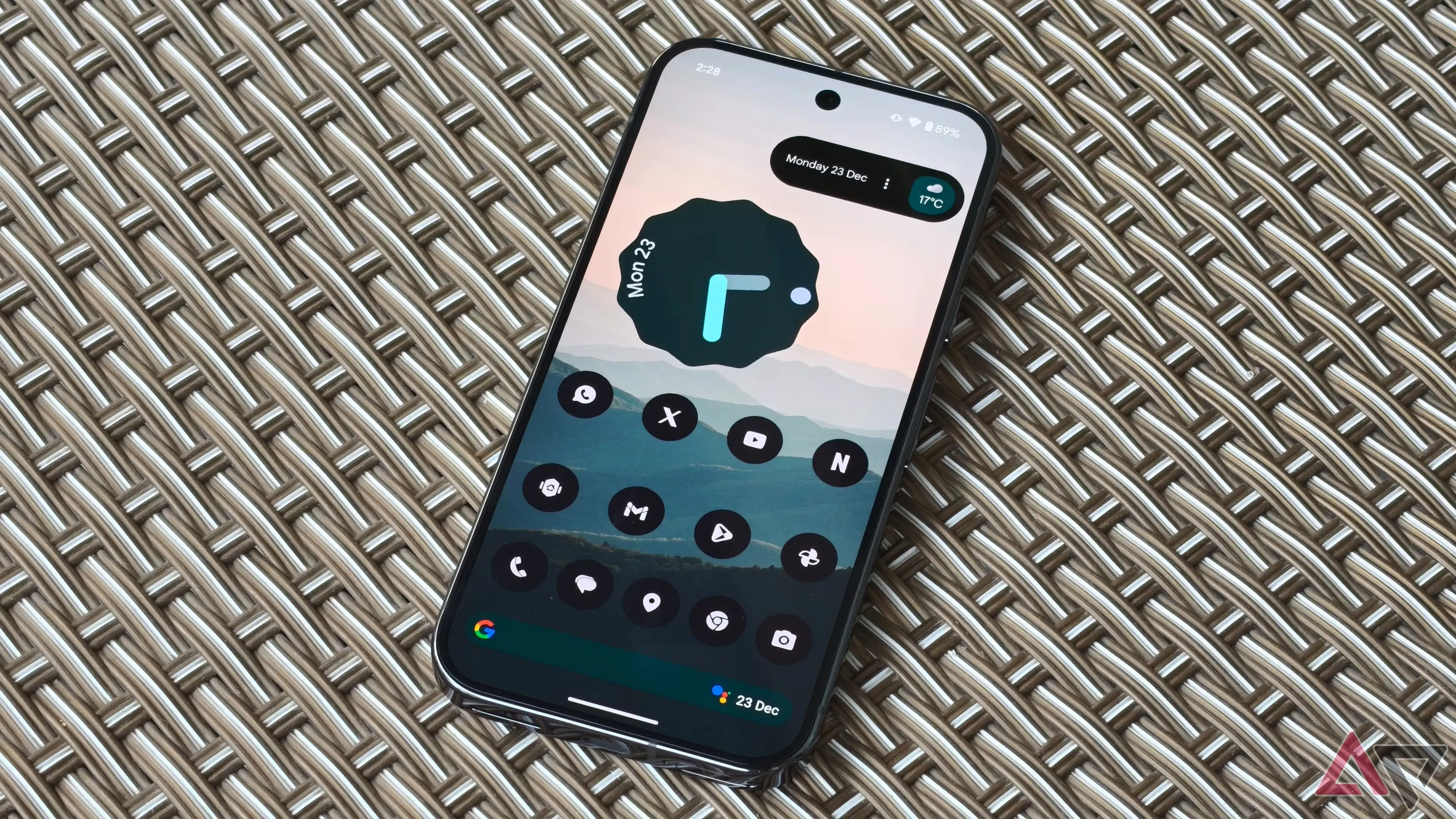 Màn hình chính điện thoại Google Pixel hiển thị các ứng dụng