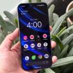 Màn hình chính điện thoại Pixel 9 Pro hiển thị, nơi widget Pixel VIPs được đặt