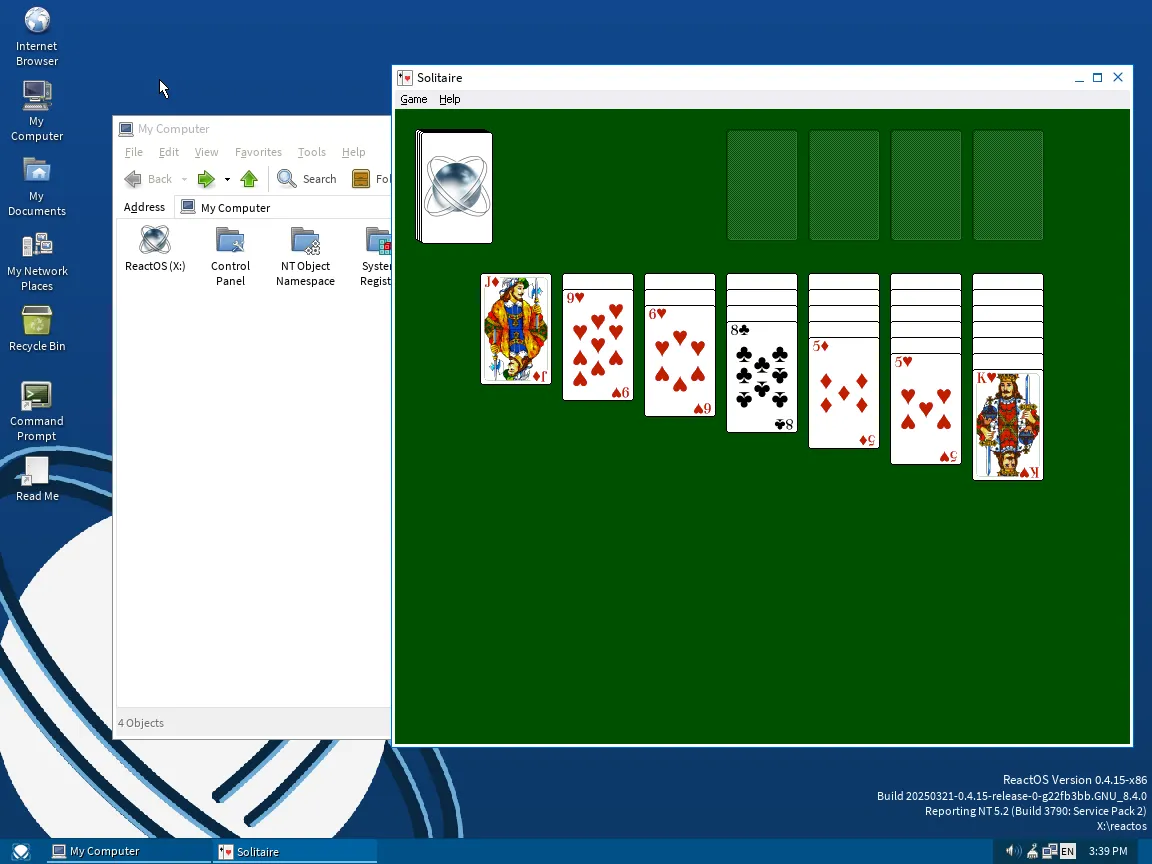 Màn hình desktop của ReactOS hiển thị File Explorer và trò chơi Solitaire.