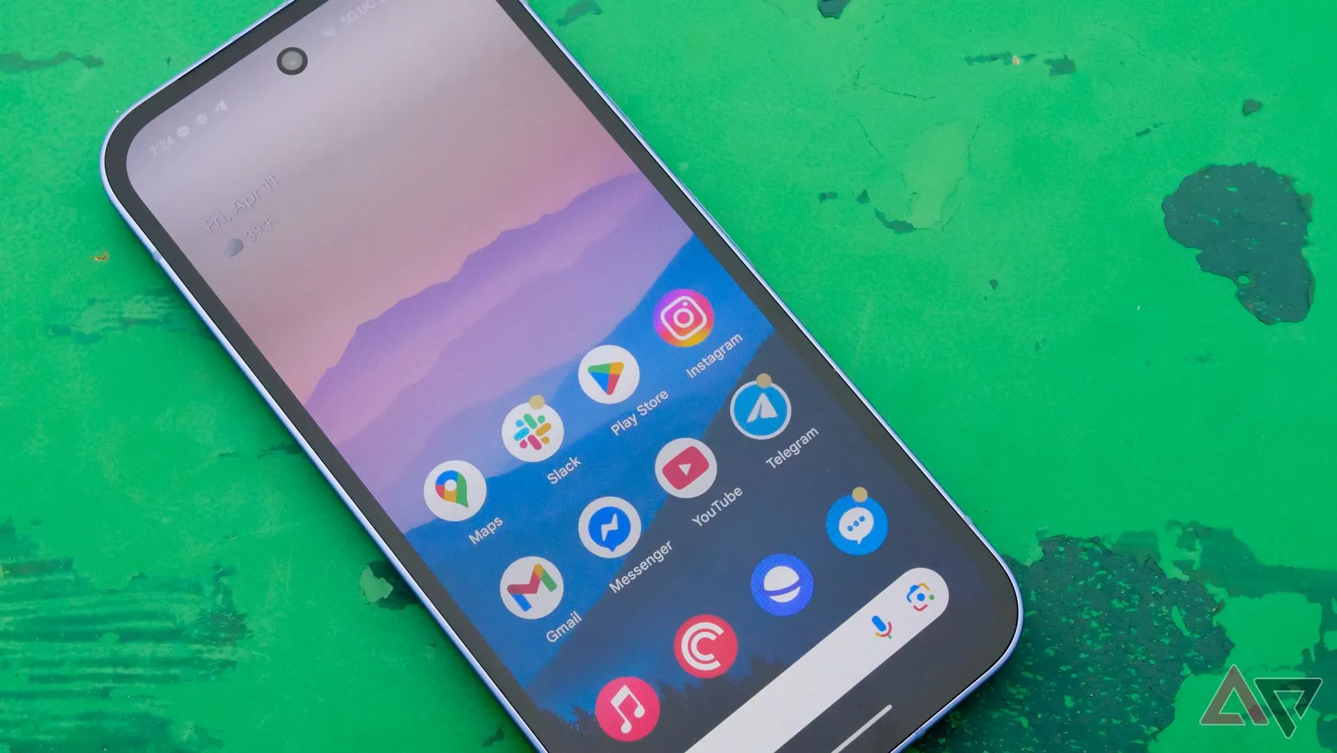 Màn hình hiển thị trên điện thoại Google Pixel 9a đặt ngoài trời.