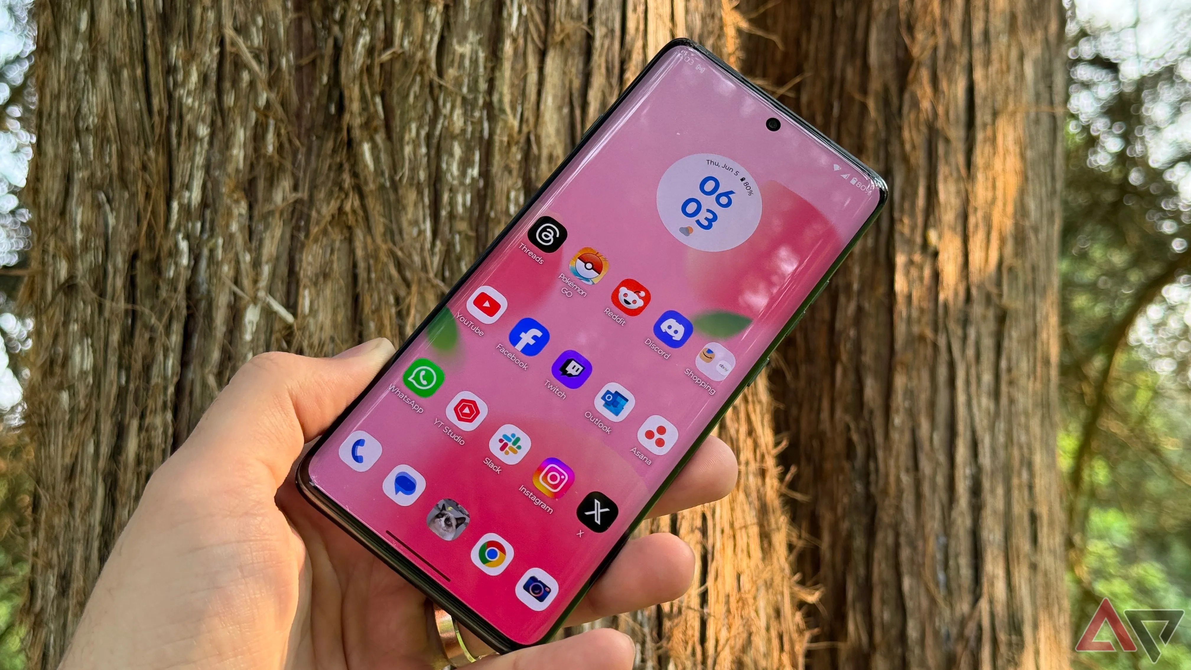 Màn hình Motorola Edge 2025 hiển thị ngoài trời