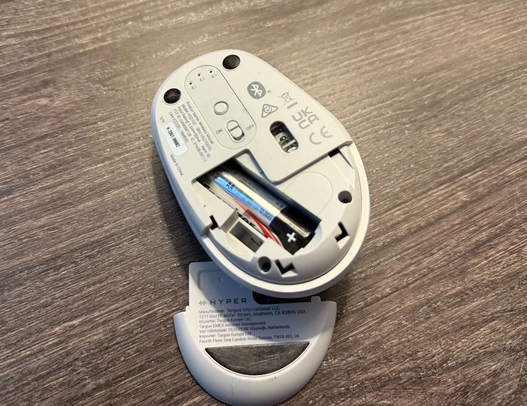 Mặt dưới chuột Hyper HyperSpace Bluetooth với nắp pin AA mở ra.