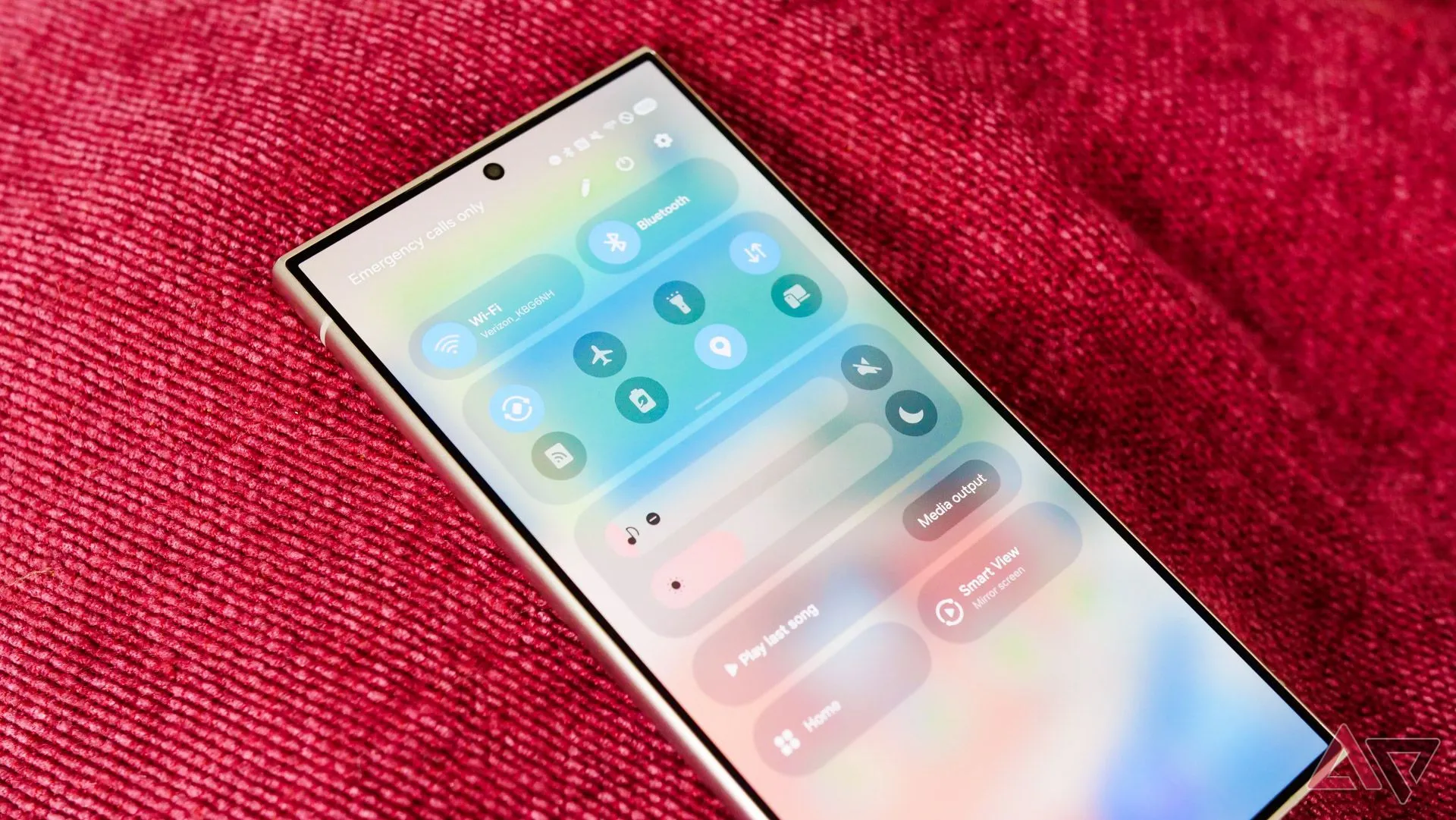Menu cài đặt nhanh trên giao diện One UI 7 của điện thoại Samsung Galaxy S24 Ultra