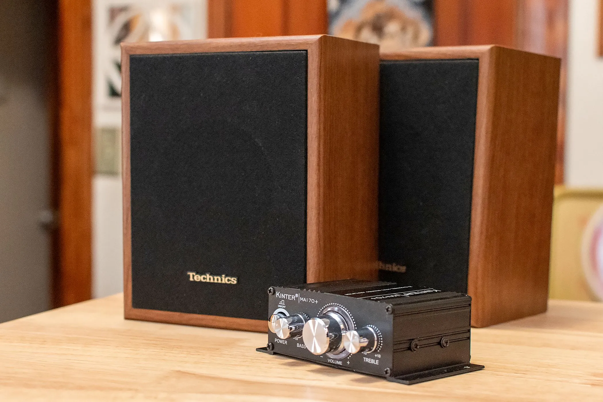 Một bộ khuếch đại Kinter nhỏ đi kèm một cặp loa thụ động Technics màu đen.