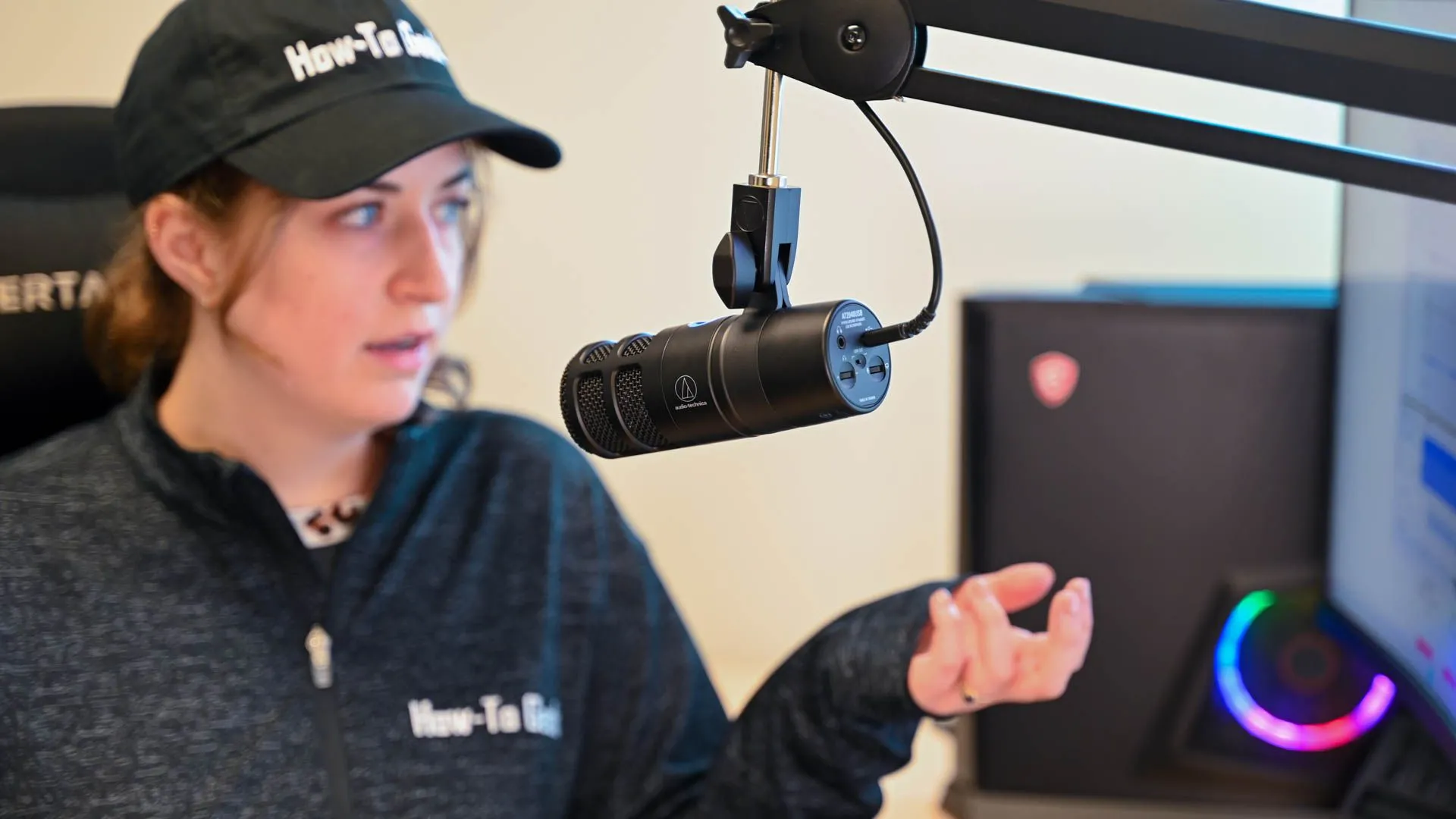 Một người nói vào Microphone Audio-Technica AT2040USB màu đen.