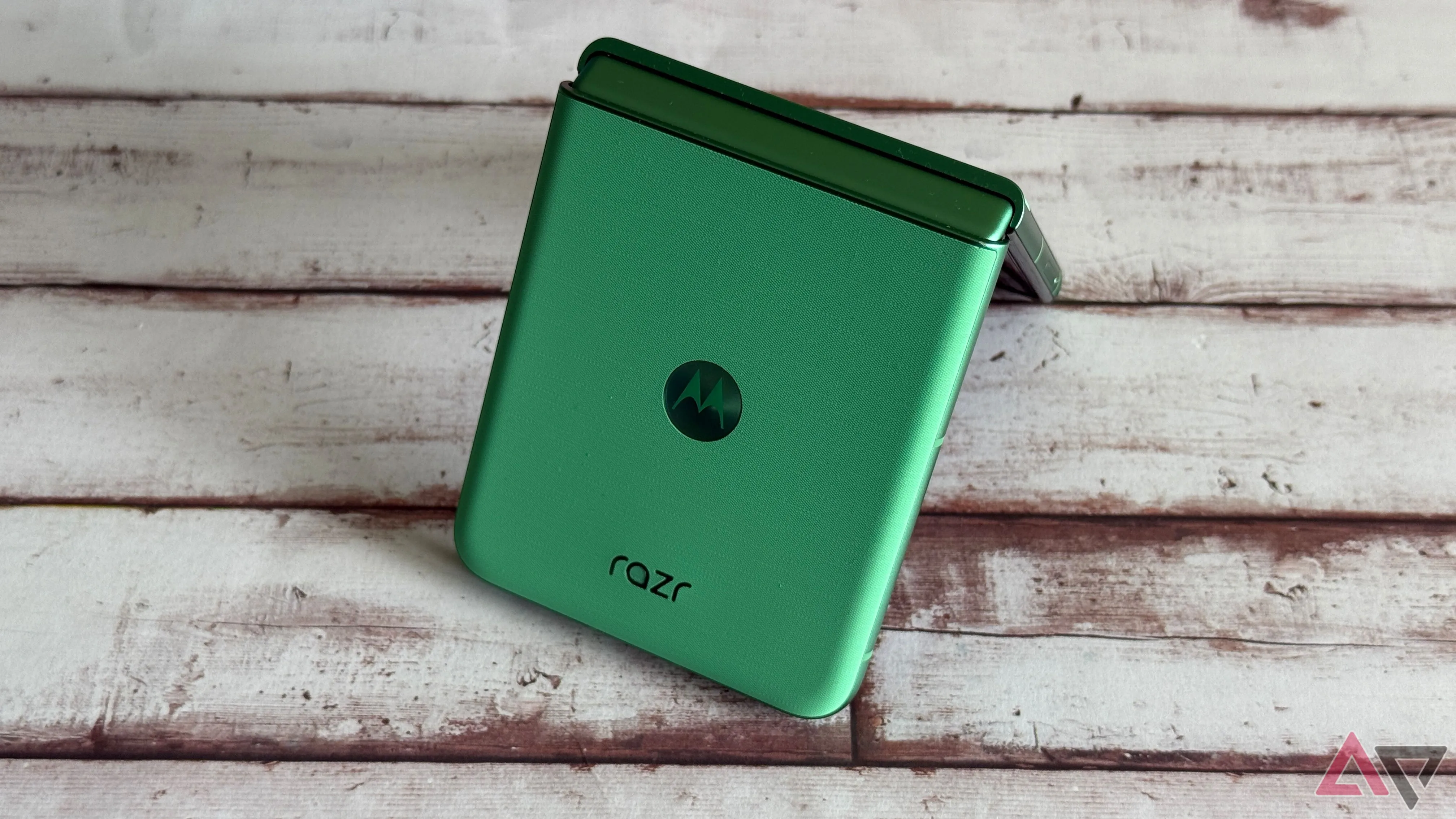 Motorola Razr 2025 màu Spring Bud đang đứng thẳng