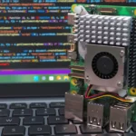 Raspberry Pi 5 đặt trên bàn phím laptop, thường được dùng làm server Pi-hole.