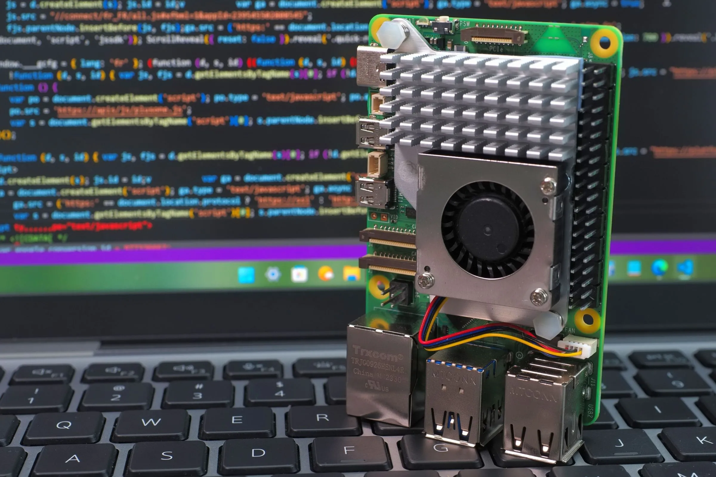 Raspberry Pi 5 đặt trên bàn phím laptop, thường được dùng làm server Pi-hole.