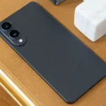 Samsung Galaxy S25 Edge đặt úp trên bàn
