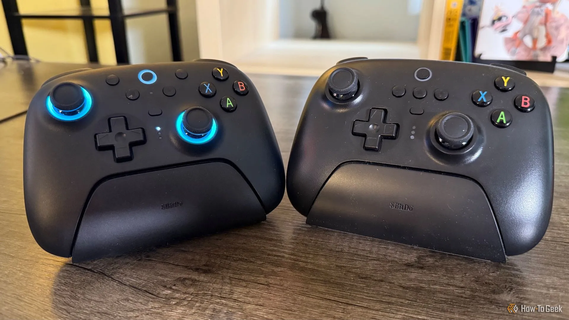 Tay cầm không dây 8BitDo Ultimate 2 màu đen cạnh Tay cầm 8BitDo Ultimate 2.4 GHz màu trắng.