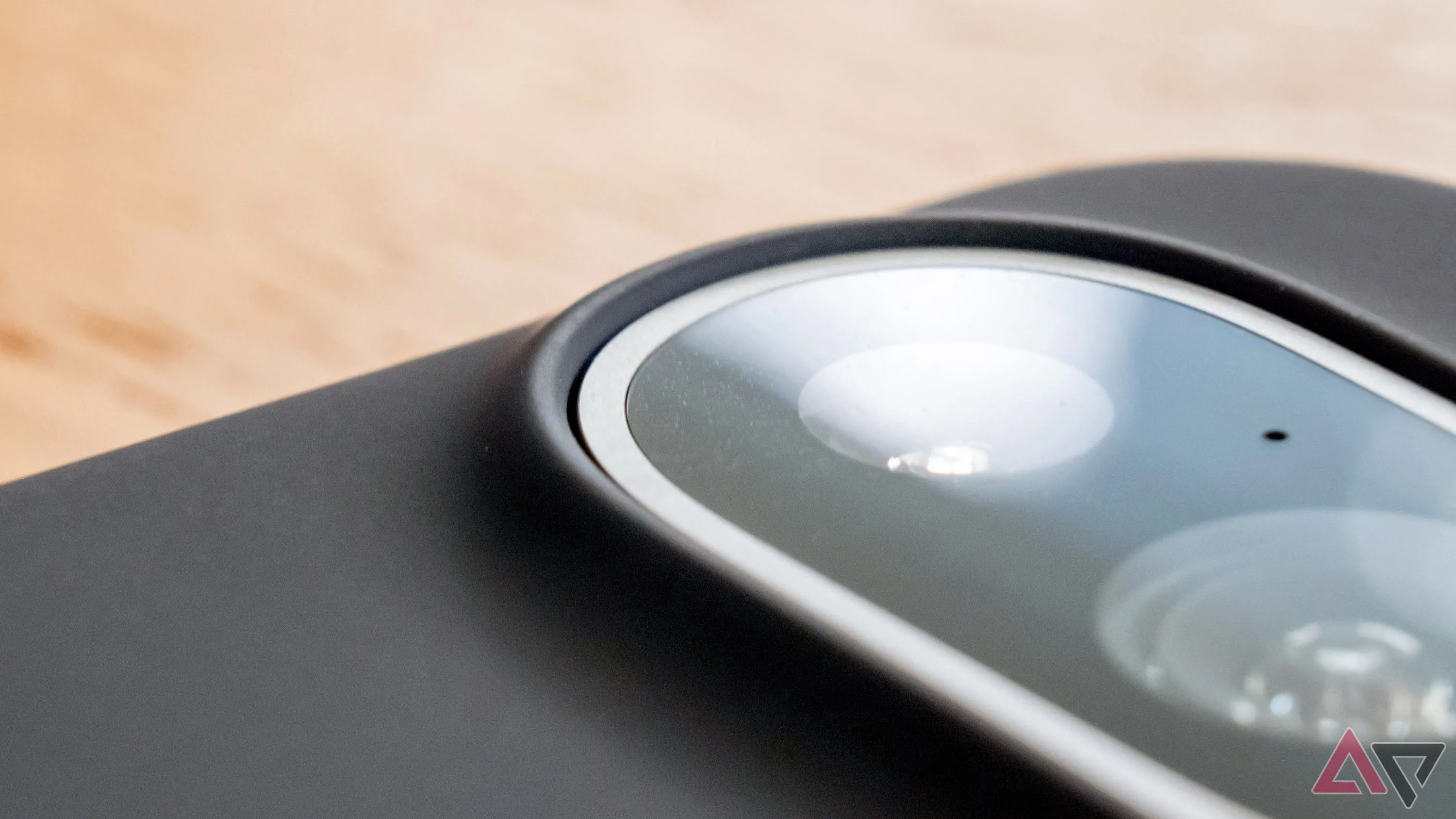 Thanh camera của điện thoại Google Pixel 9 màu đen cùng ốp lưng chính hãng