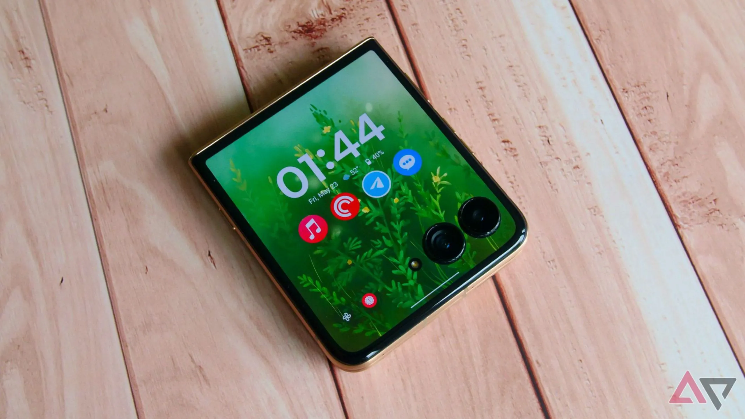 Thiết kế của Motorola Razr Ultra 2025 khi mở ra