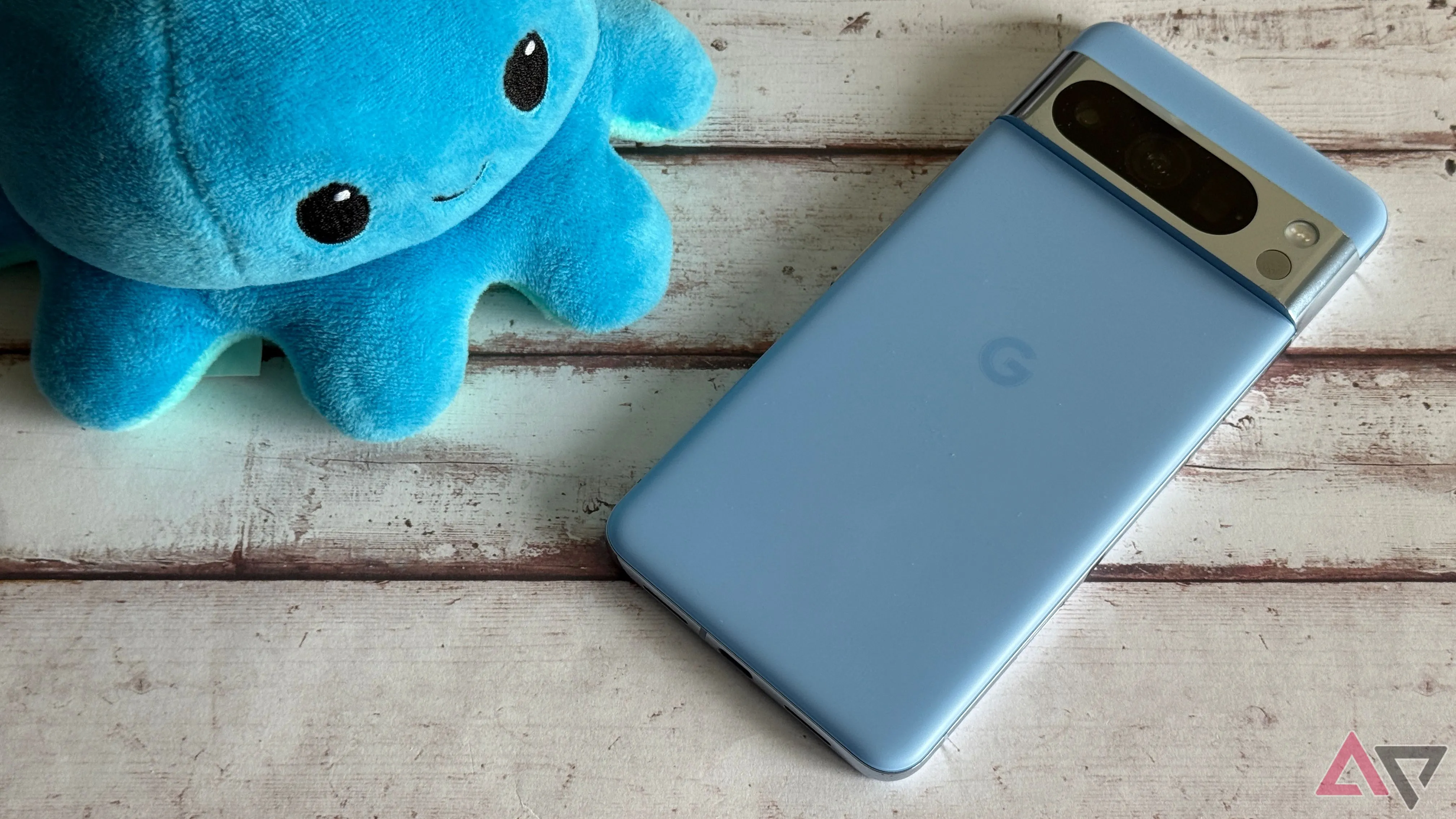 Thiết kế đặc trưng với thanh camera ngang của điện thoại Google Pixel 8 Pro