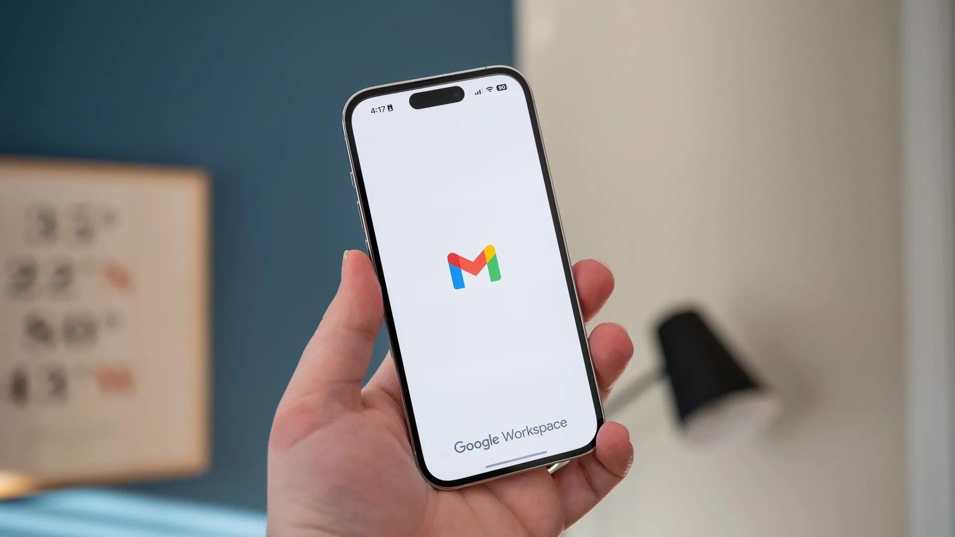 Ứng dụng Gmail và Google Workspace đang tải trên iPhone 14 Pro của Apple.