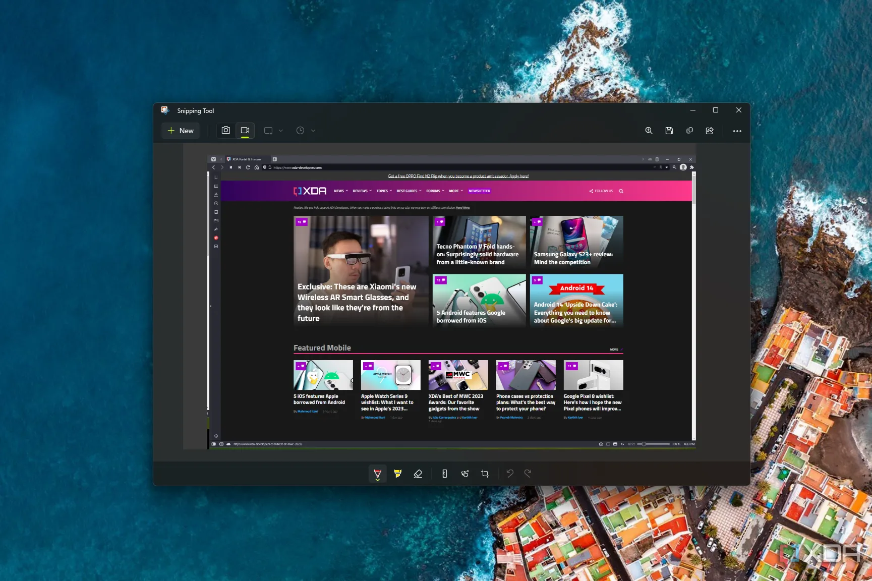 Ảnh chụp màn hình của Snipping Tool trong Windows 11 mở trên một hình nền máy tính.